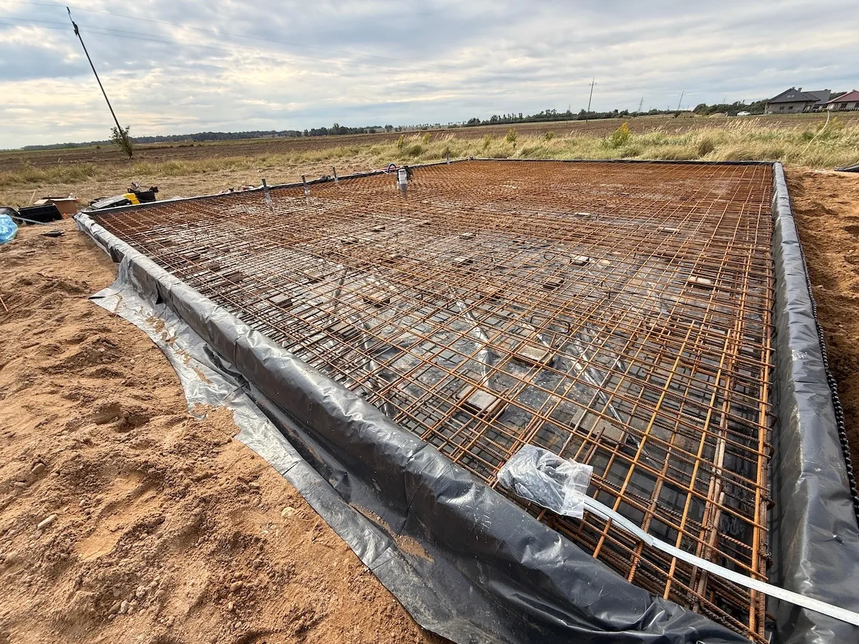Płyta fundamentowa krok po kroku - kompletny przewodnik budowy