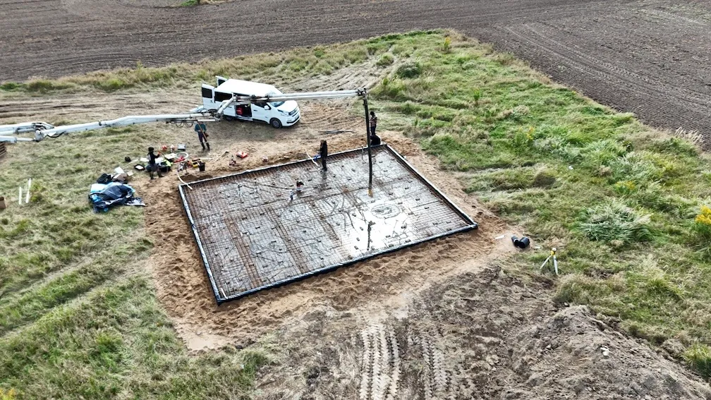 Płyta fundamentowa na gruncie gliniastym — jak budować bezpiecznie?